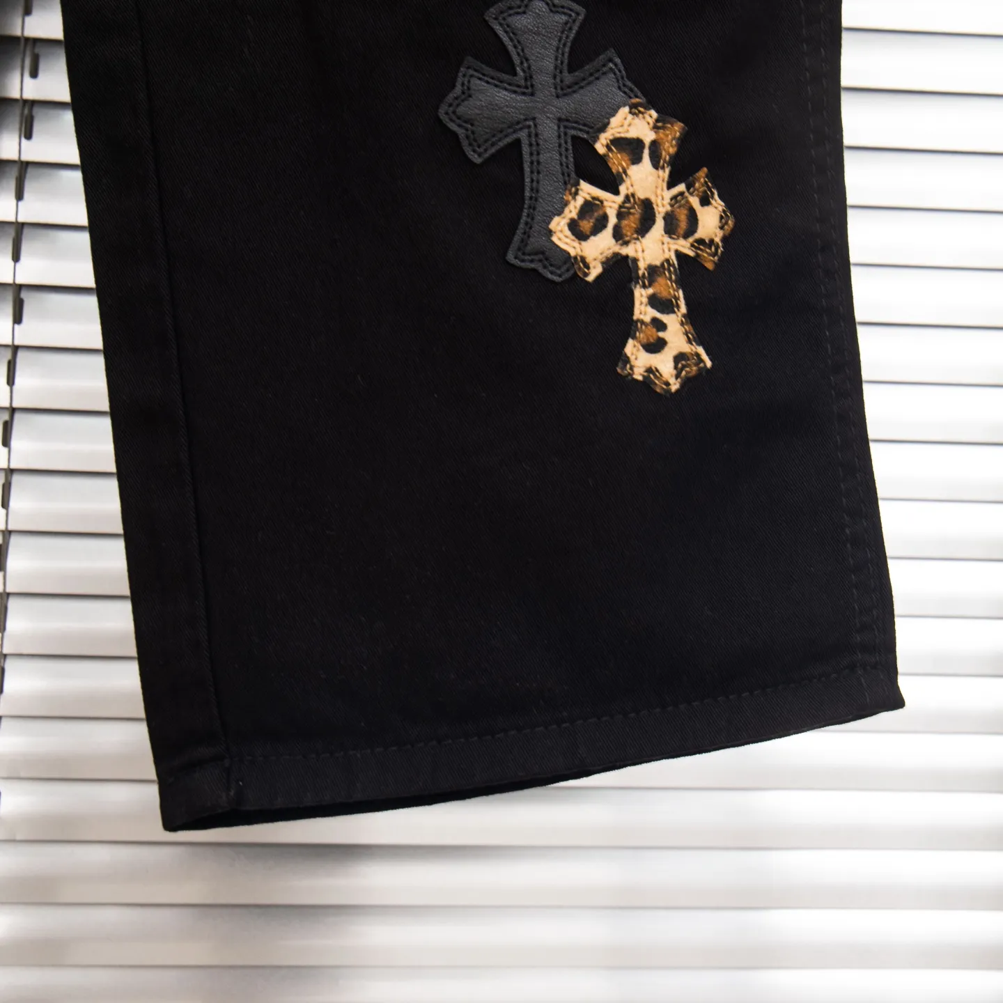 P260 Chrome Hearts Leopard Print Jeans with Black Leather and Wooden Leather Elements Washed Jeans. Really restores the ultimate vintage texture. Three-dimensional version. Loose and comfortable, not picky about the figure. Makes taller and slimmer. Factory-made. Original factory quality control. Same style for men and women. Can be matched with couples. Versatile recommendation. Must-have jeans for all seasons. Fashionistas have been disappointed. From the quality selection of fabrics, the tailoring of details, and the matching of patterns, they are all impeccable! The upper body is so handsome when worn...it can be easily worn by men, women and children! The craftsmanship is made of heavy-duty washed pure cotton denim fabric. After washing, it is soft and thick. It is very stylish when worn on the body. Style number: 1776# Color: black Size: 28 30 32 34 36